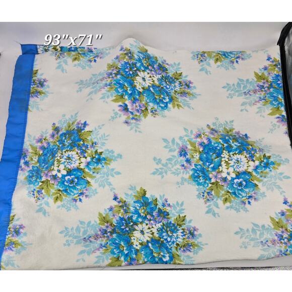 Vintage Floral Silky Trim Blanket - Picture 3 of 5